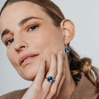 Anillo de plata bañada en oro con piedra azul
