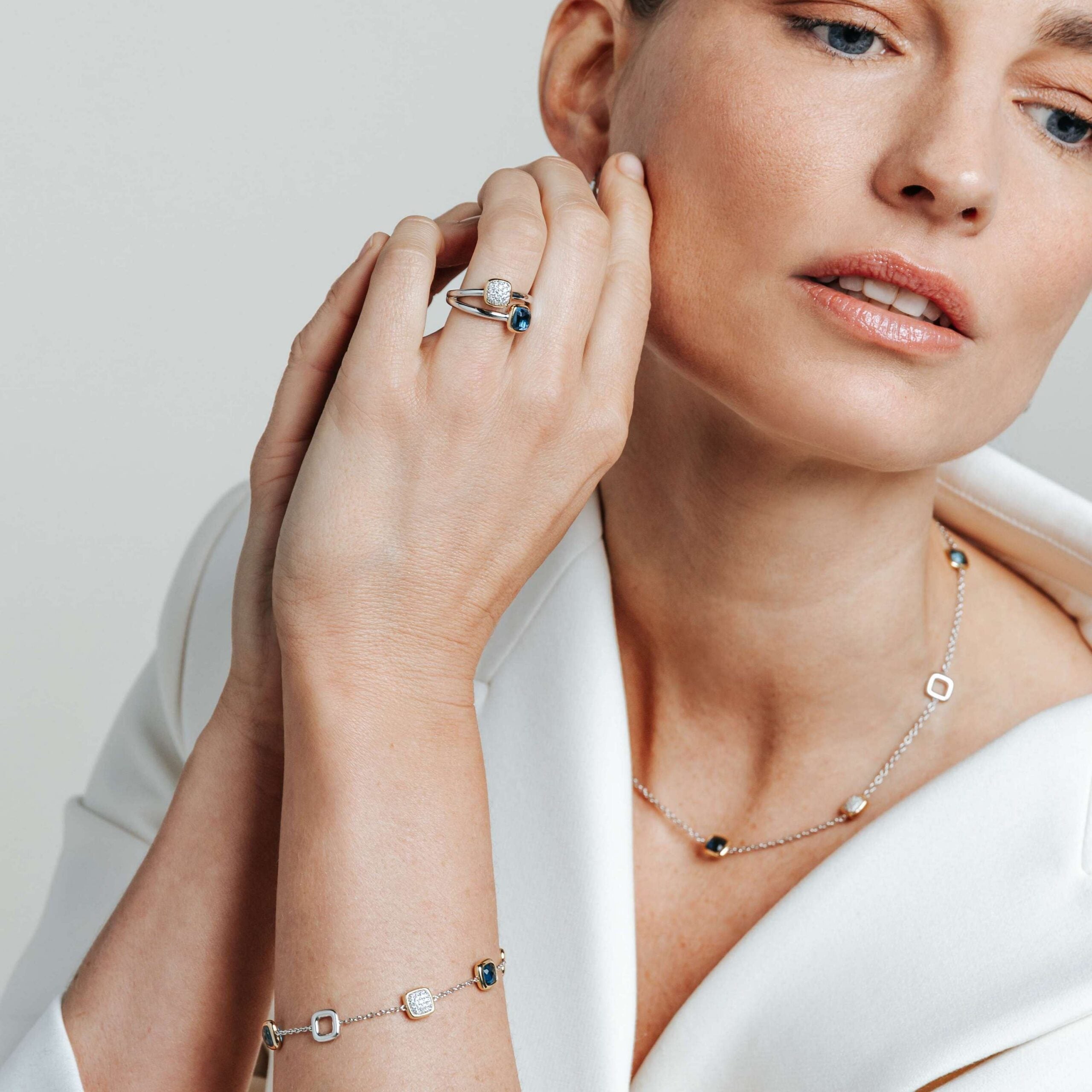 Anillo doble de plata bañada en oro con piedra azul