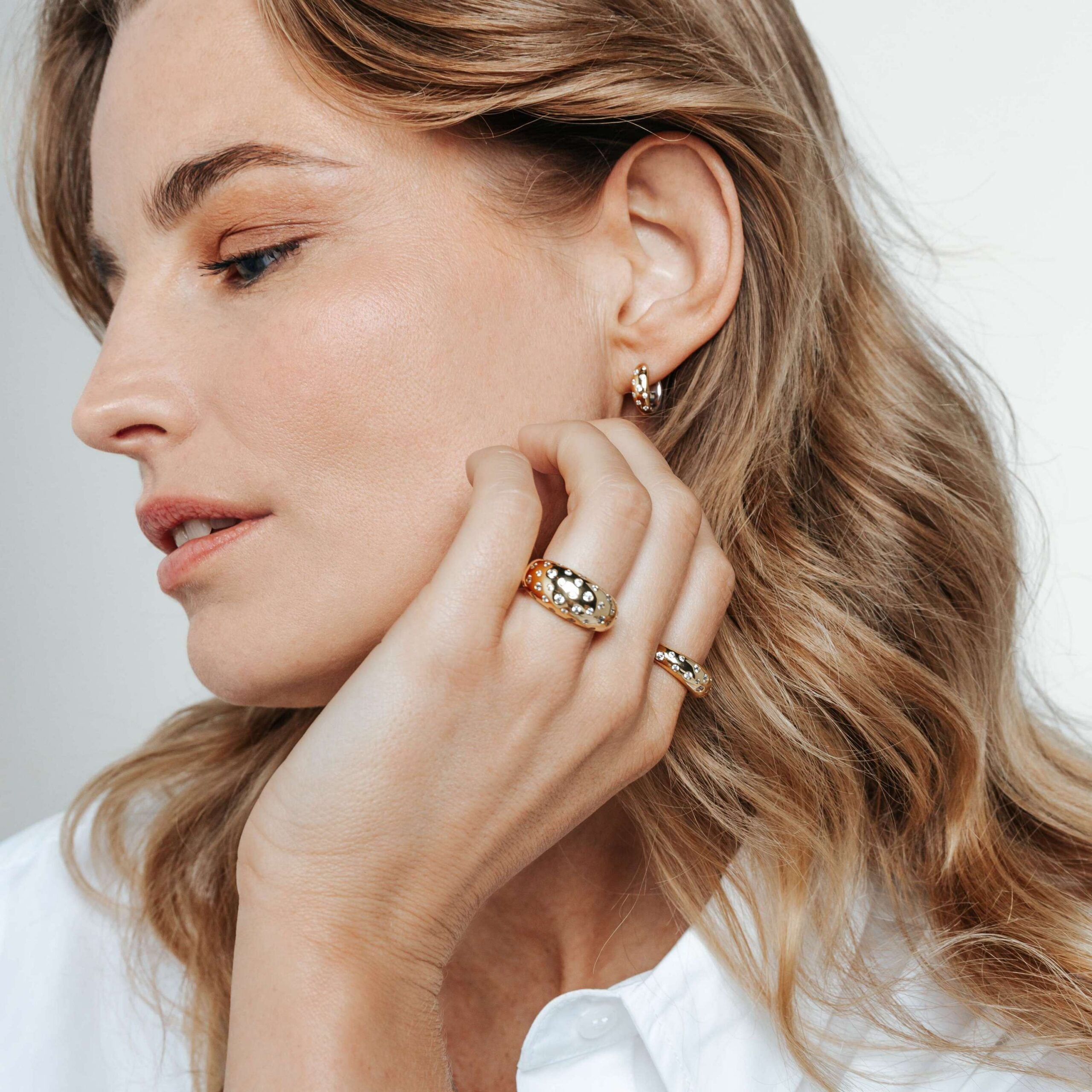 Anillo de plata bañada en oro amarillo con zirconia blanca