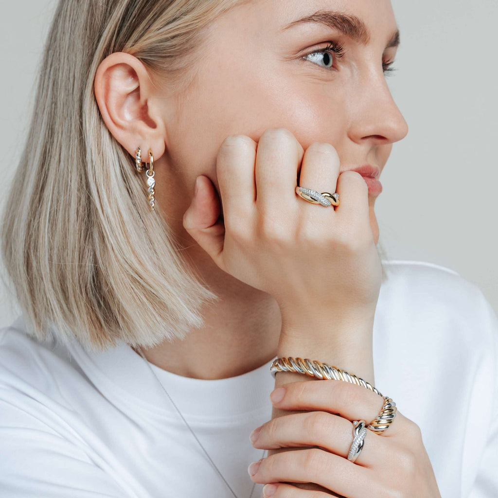 Anillo bicolor de plata bañada en oro amarillo