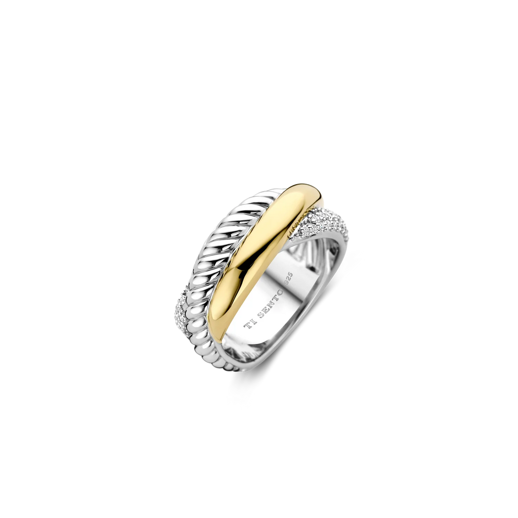 Anillo cruzado de plata bañada en oro con zirconias