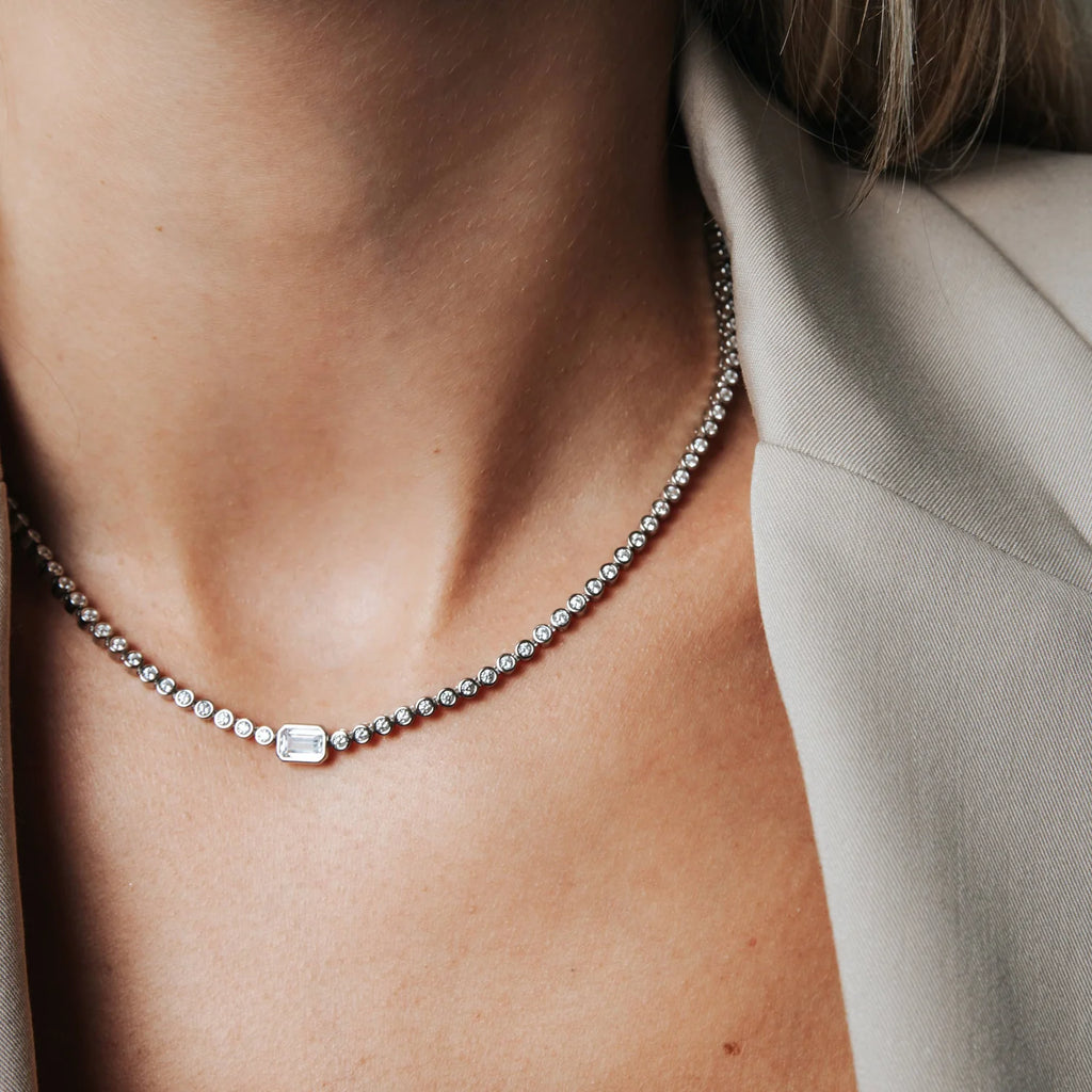 Collar de plata bañada en platino con zirconia blanca