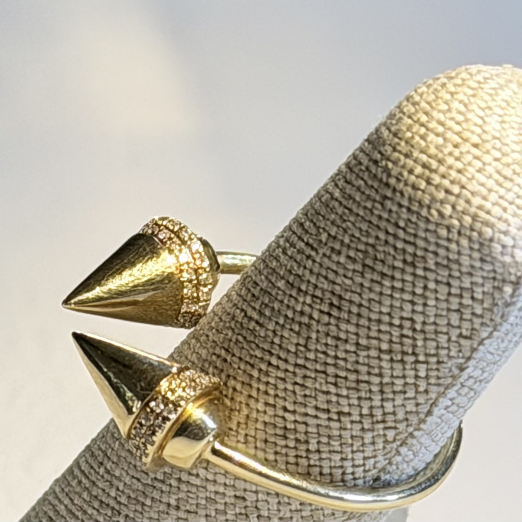 Anillo de 14K oro amarillo conos