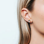 Aretes clásicos de plata dorada con zirconia blanca
