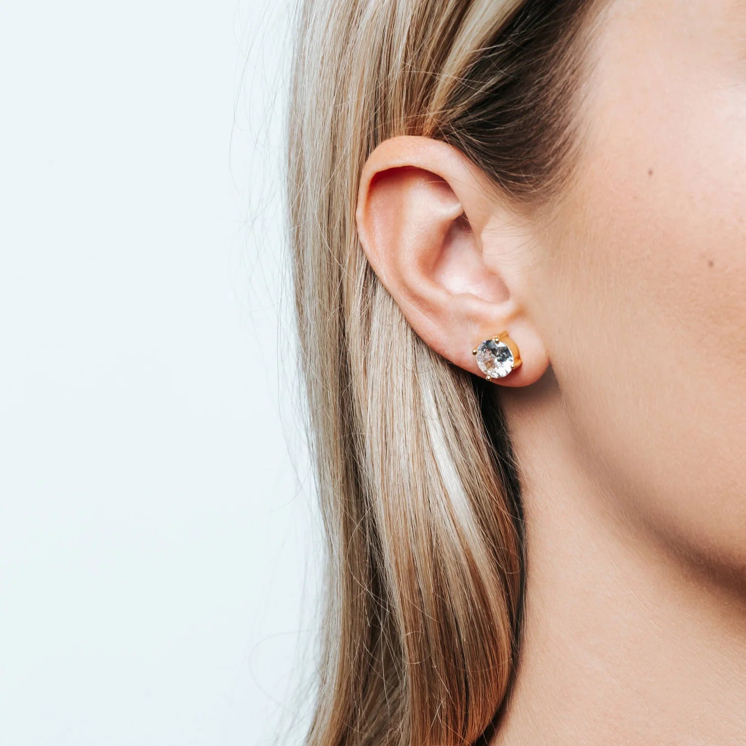 Aretes clásicos de plata dorada con zirconia blanca