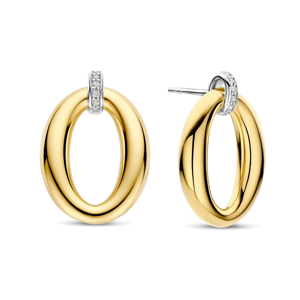 Aretes ovalados clásicos de plata bañada en oro amarillo con zirconia blanca