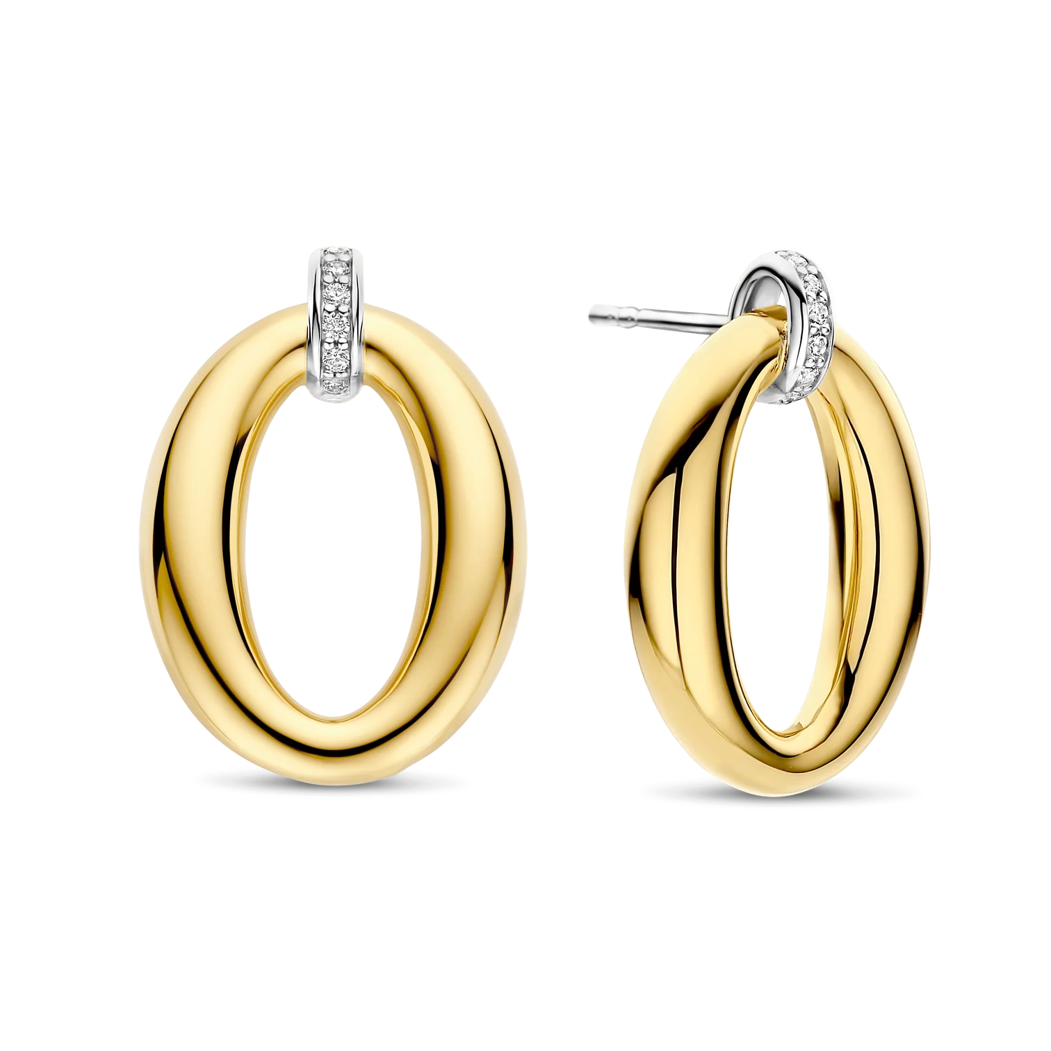 Aretes ovalados clásicos de plata bañada en oro amarillo con zirconia blanca