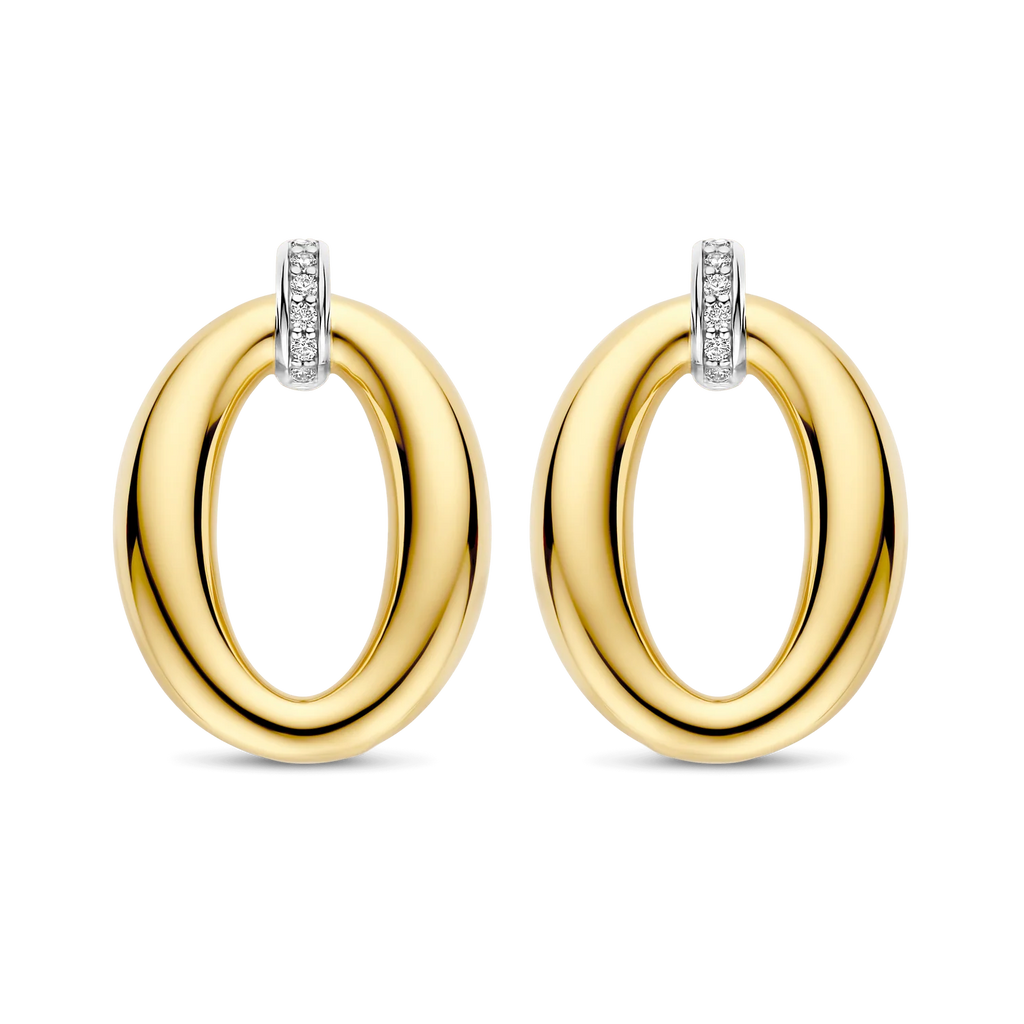 Aretes ovalados clásicos de plata bañada en oro amarillo con zirconia blanca