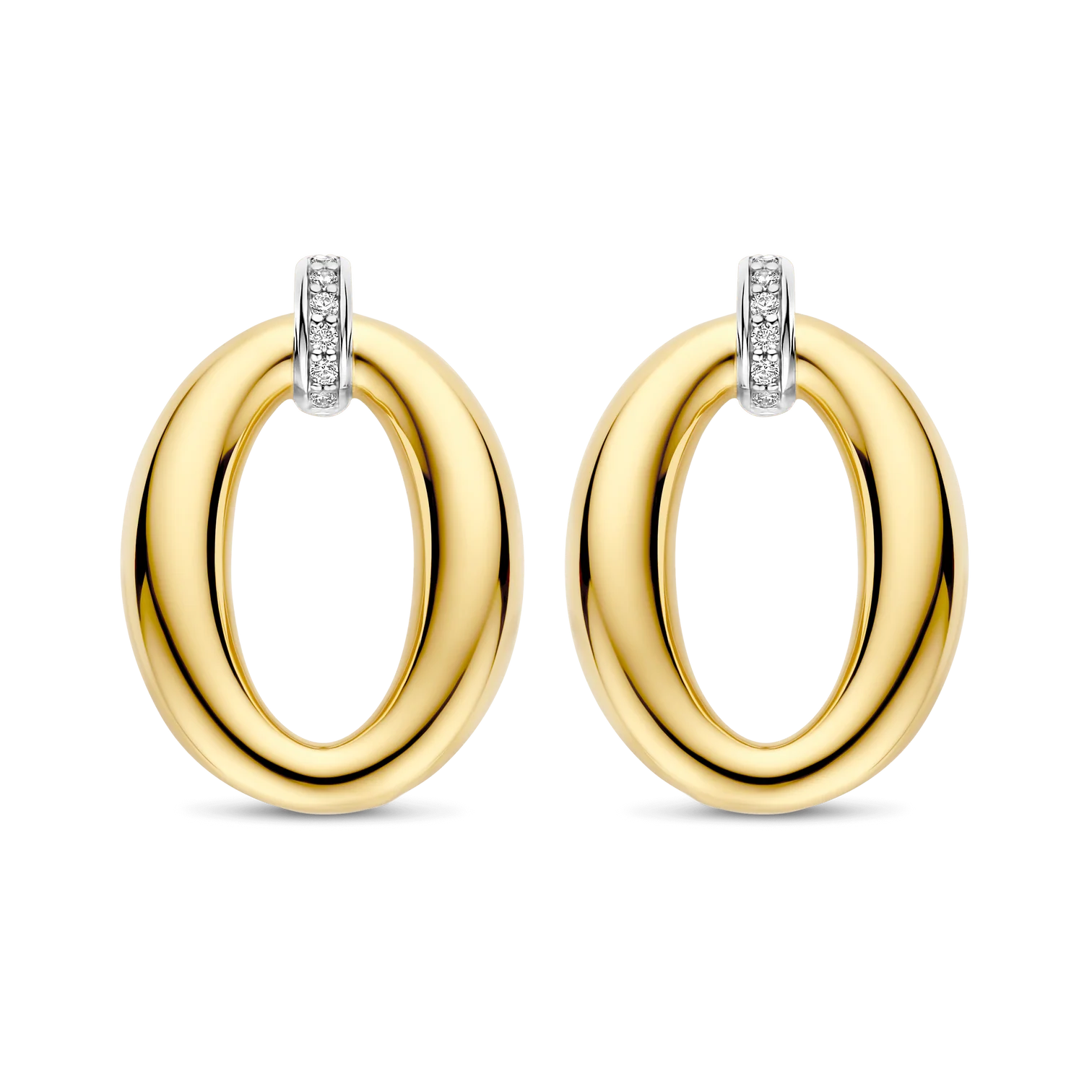 Aretes ovalados clásicos de plata bañada en oro amarillo con zirconia blanca