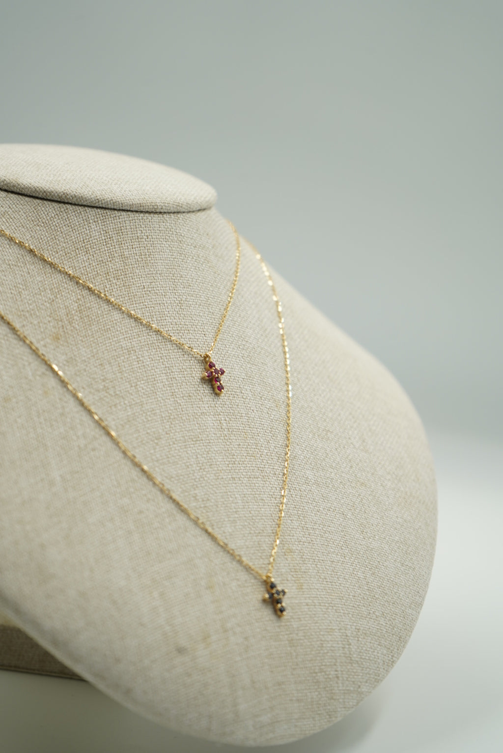 Gargantilla de 14K oro amarillo cruz safiro