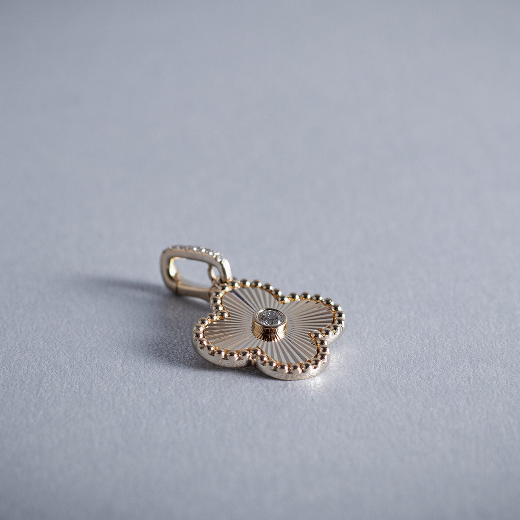 Dije Trebol de 14K oro amarillo
