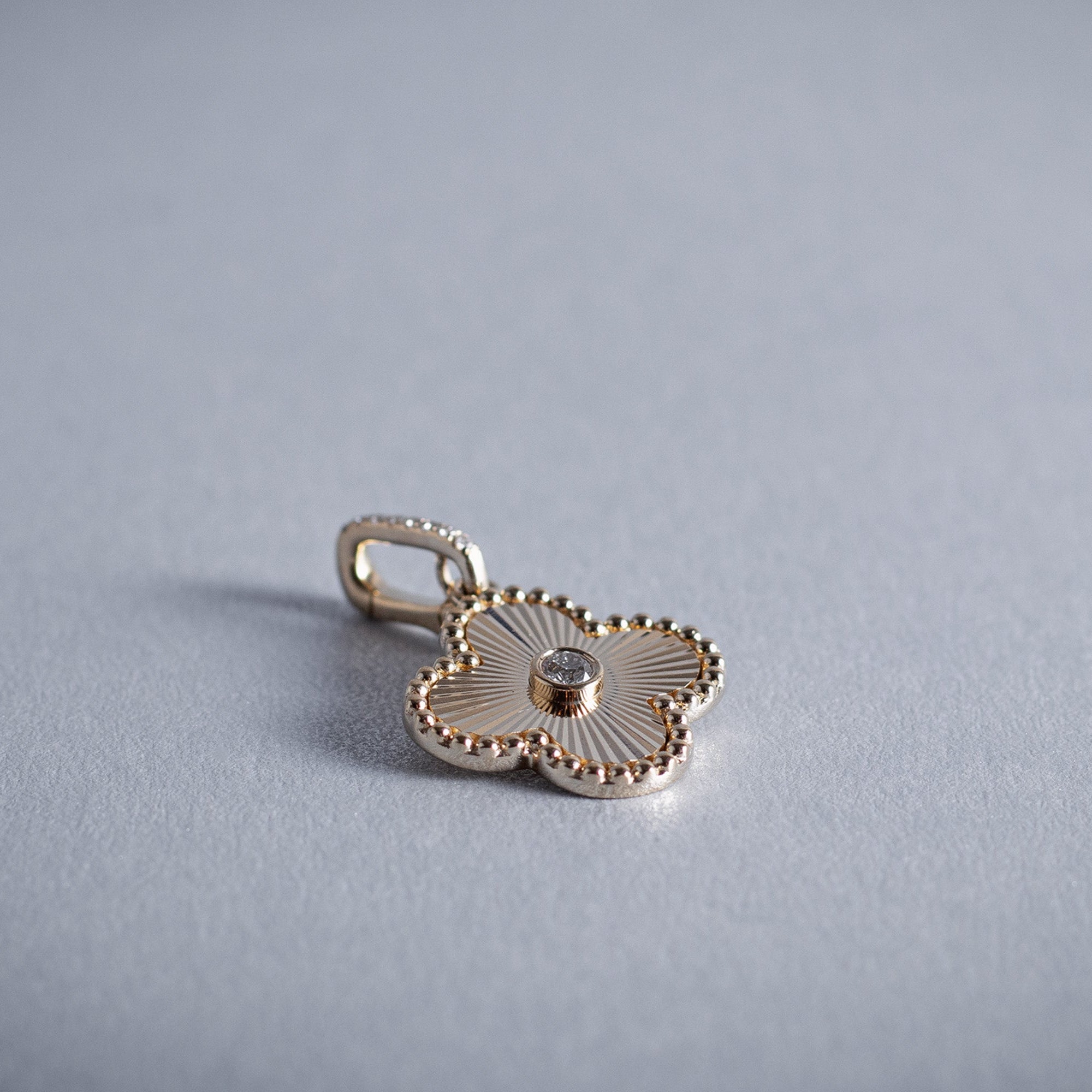 Dije Trebol de 14K oro amarillo