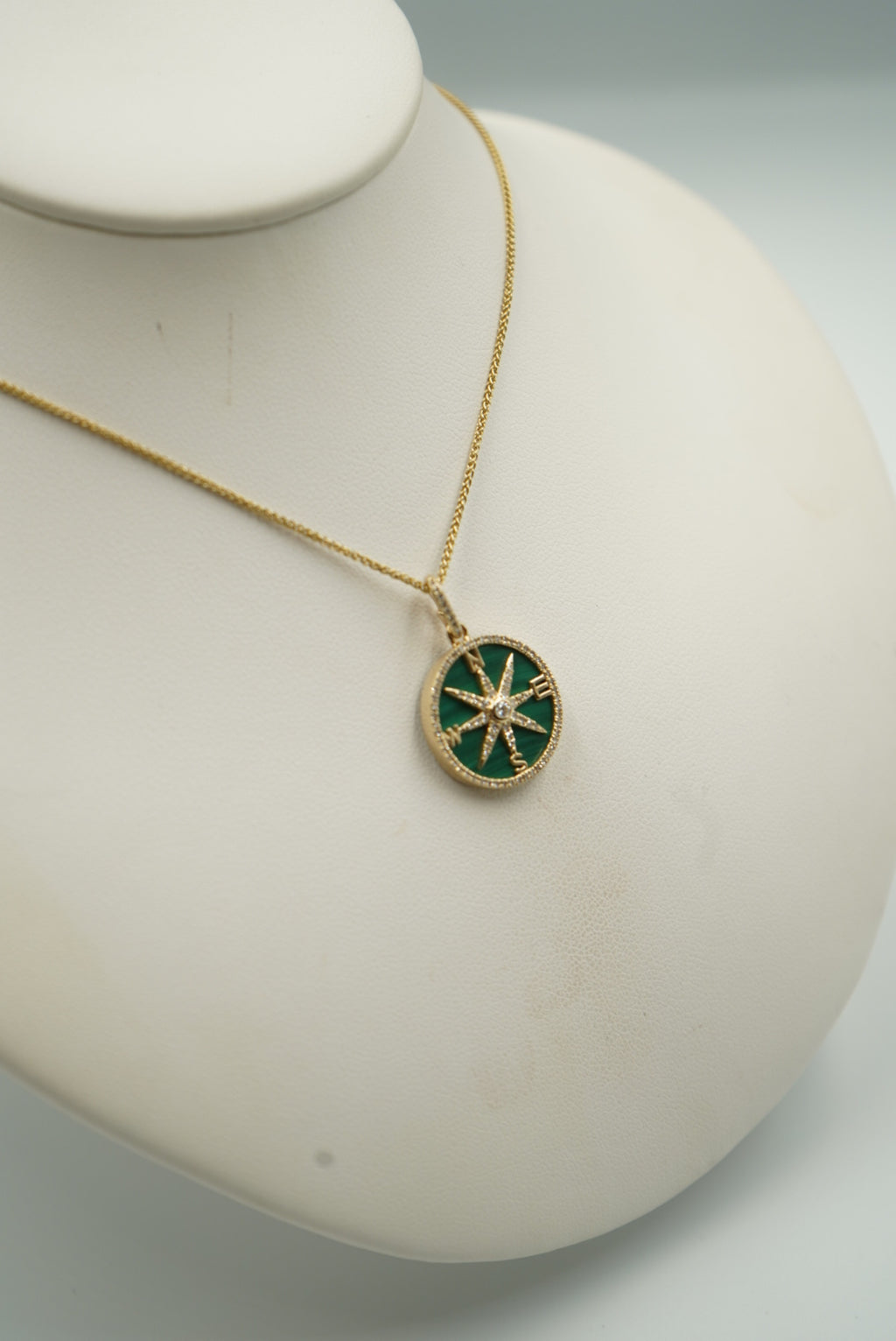 Dije Rosa de los Vientos de 14K oro amarillo