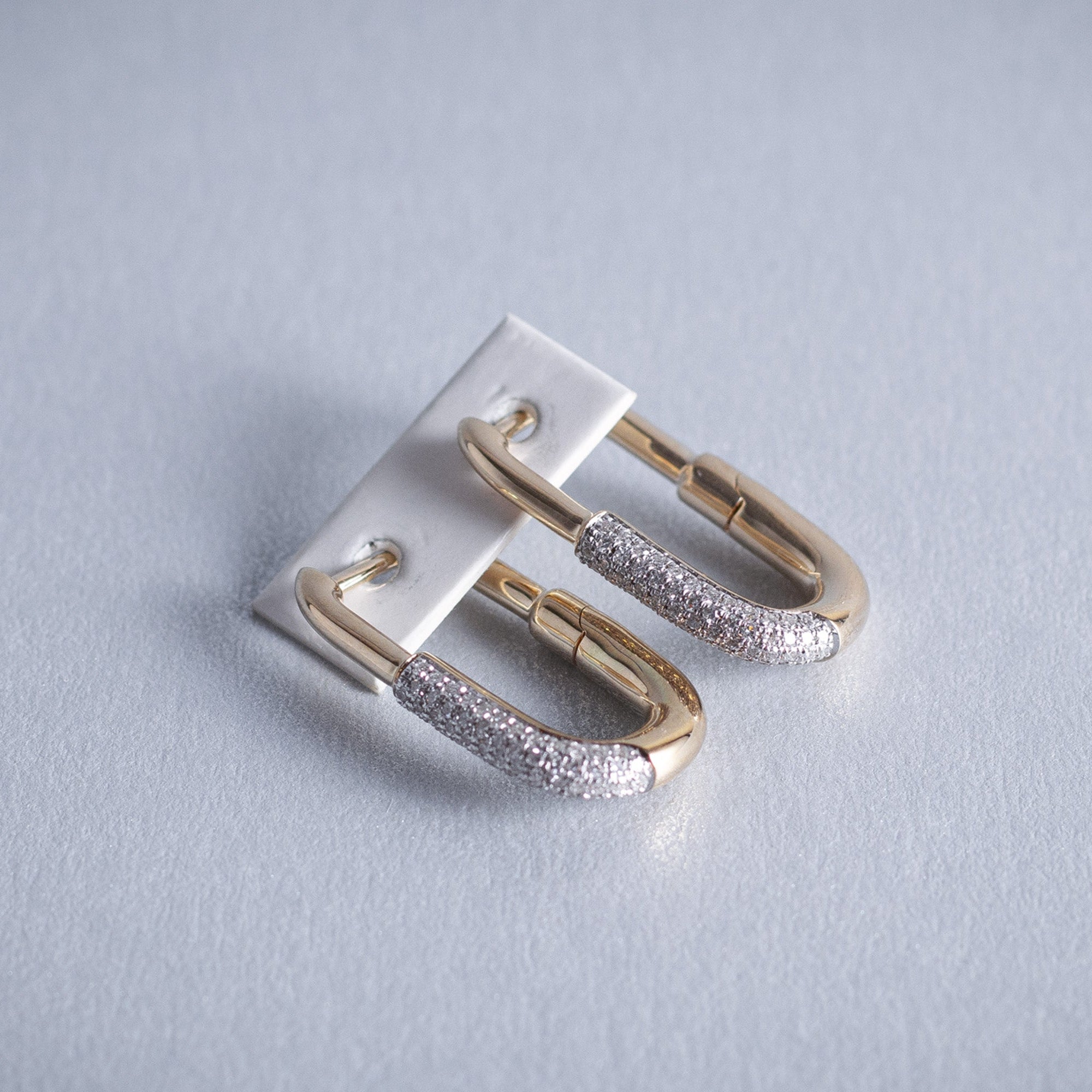 Aretes de 14K oro amarillo Candado