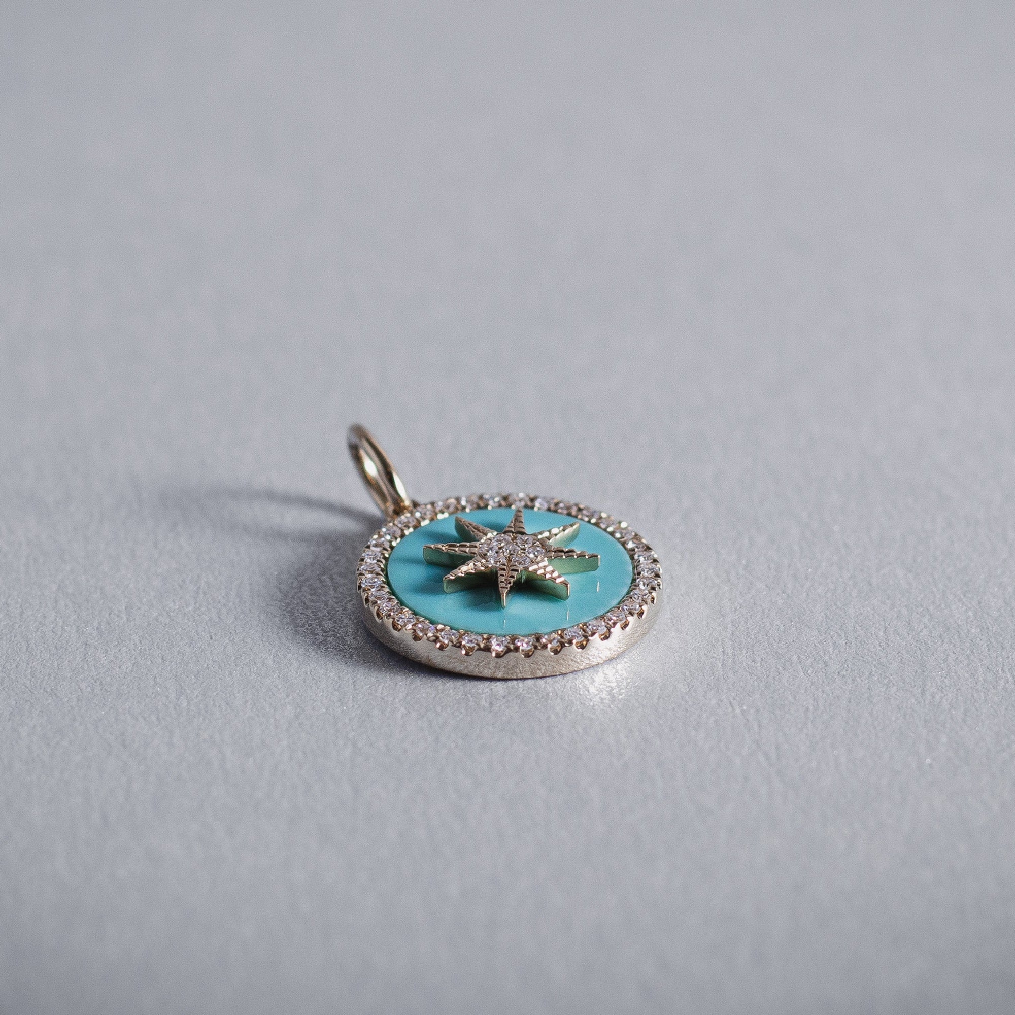 Dije Sol turquesa 14K oro amarillo