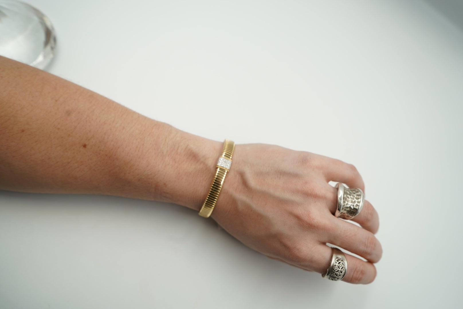 Brazalete de 14K oro amarillo omega